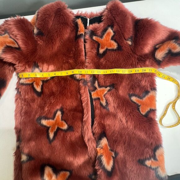 Free People Wrap Me Up Faux Fur Coat Jacket Size M Printed Stars Boho Rare - Picture 12 of 16